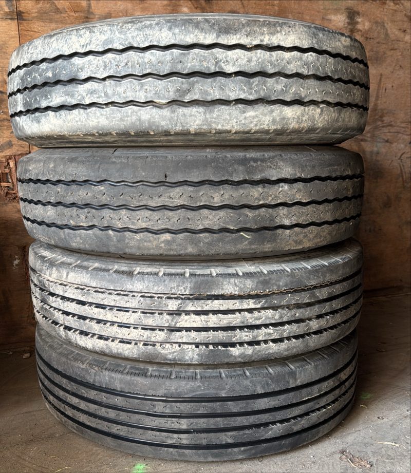 Pneu Poids Lourd - 9.5 R17.5